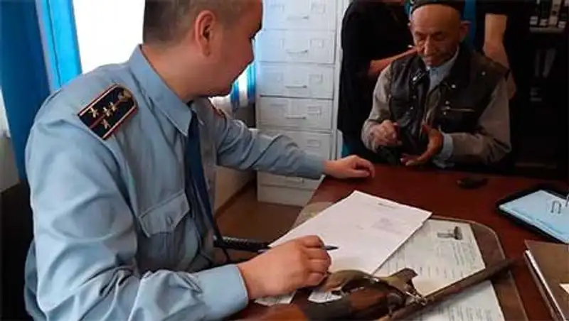 Семейчане добровольно сдают оружие и патроны