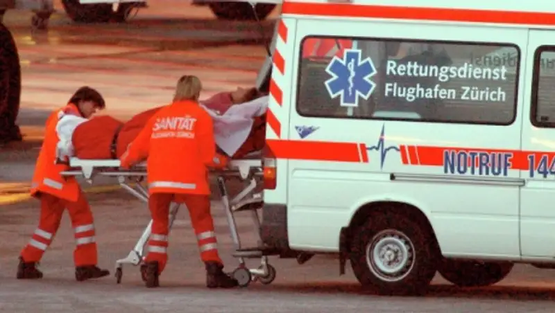 На железнодорожном переезде в Швейцарии поезд столкнулся с автобусом