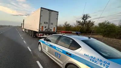 Иностранец пытался дать взятку полицейскому в Уральске, фото - Новости Zakon.kz от 02.10.2023 22:56