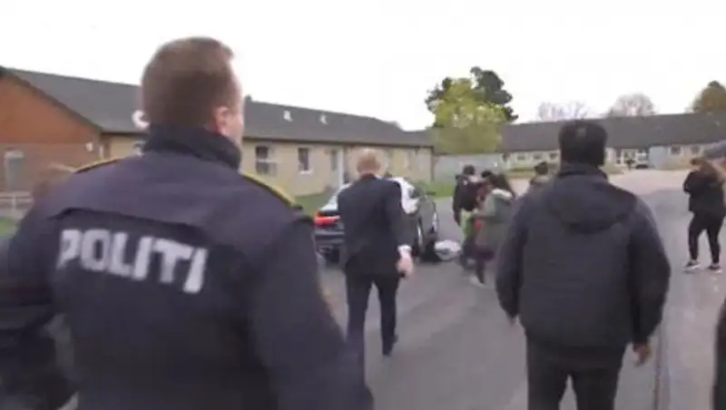 Датский министр по иммиграции проехалась по мигрантам на авто