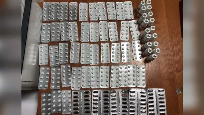 Психотропные вещества и пистолеты пытались провести через блокпост в Атырау