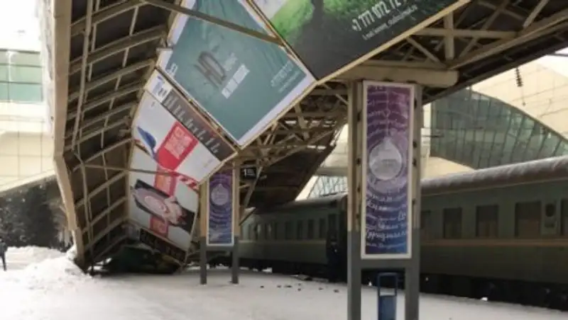 На вокзале в Астане конструкция рухнула на поезд