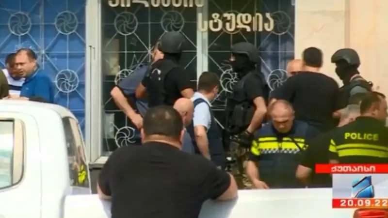 В Грузии вооруженный мужчина взял в заложники посетителей банка