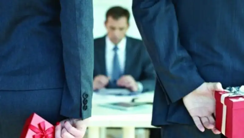 Не дарить госслужащим подарки на Новый год призвали в АДГСПК