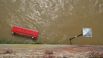 Сотни машин и магазинов ушли под воду в Стамбуле, фото - Новости Zakon.kz от 29.09.2023 15:42