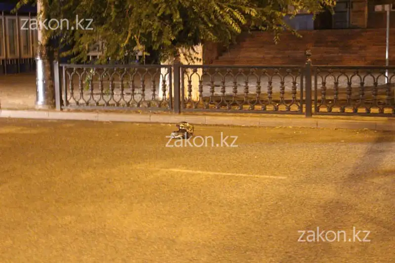 Жуткое ДТП с участием мотоцикла и Мазды произошло в Алматы (фото), фото - Новости Zakon.kz от 04.07.2013 16:50