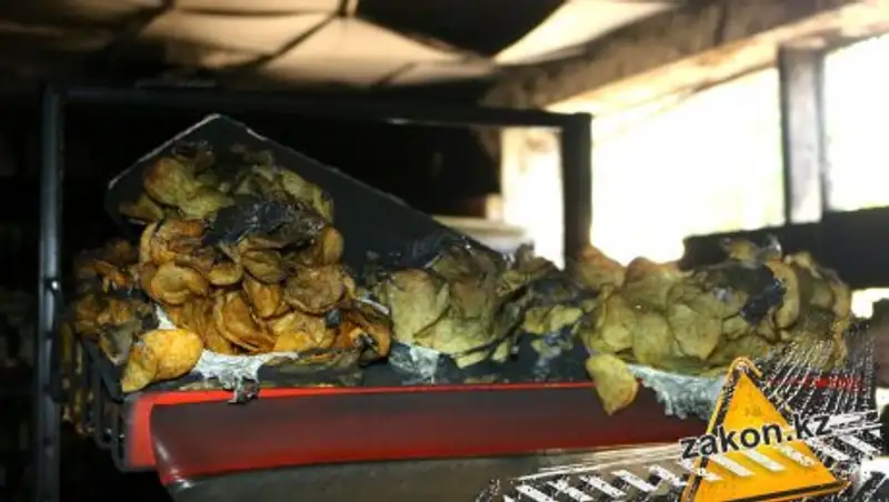 В центре Алматы загорелся магазин, двое пострадали