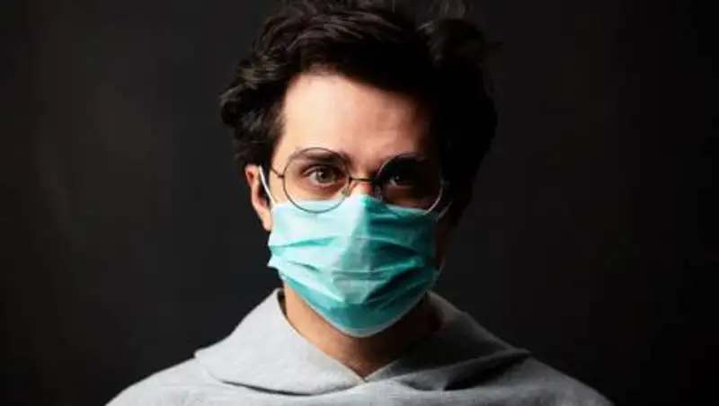 Ученый рассказал, что очки в пять раз снижают риск заражения коронавирусом