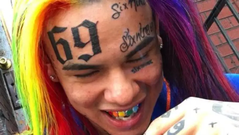 Рэпер 6ix9ine признался в грабежах и заказном убийстве