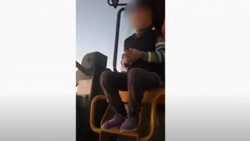 Видео с ребенком за рулем погрузчика обсуждают казахстанцы