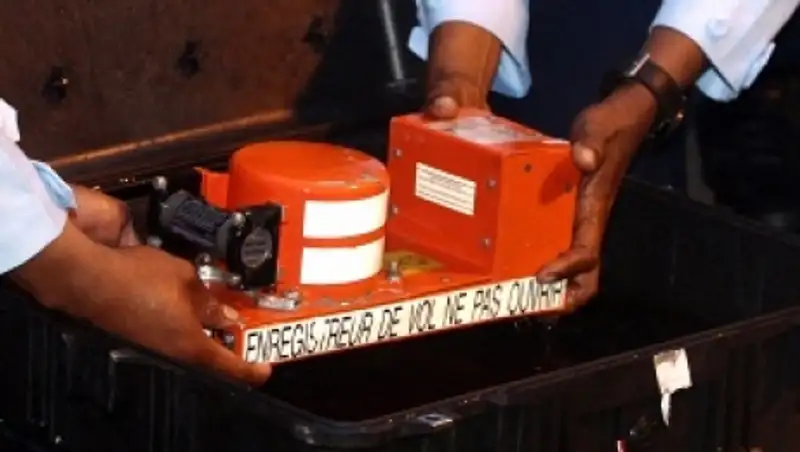 Спасатели обнаружили тела двух пилотов разбившегося самолета компании AirAsia