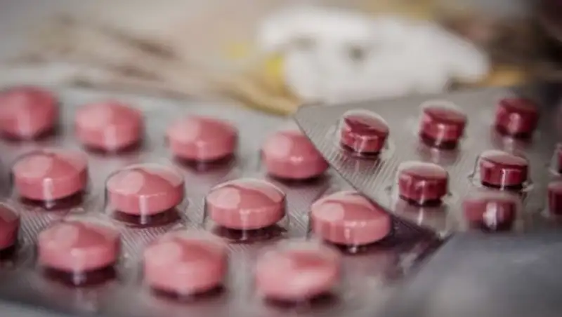 Женщина 17 дней жила с упаковкой таблеток в горле