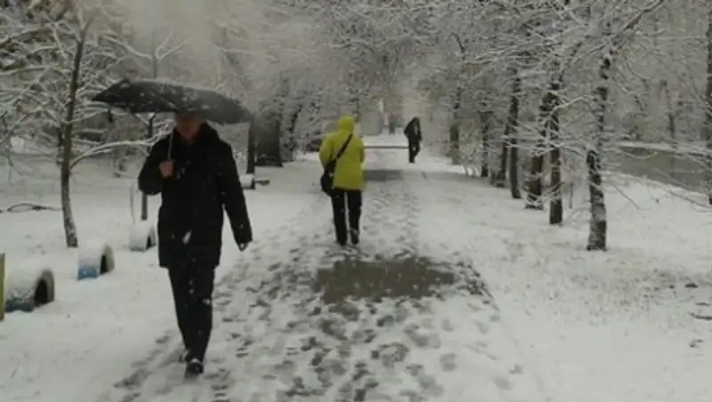 В Алматы для уборки снега подготовлено 600 единиц спецтехники