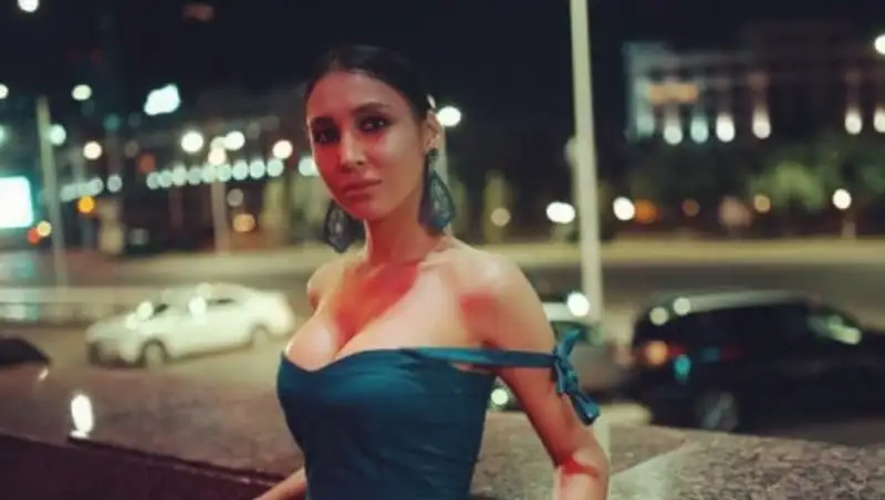 Декольте развивает периферическое зрение - скандальная модель из столицы