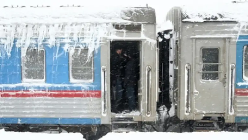 На Сахалине вагон пассажирского поезда упал в море