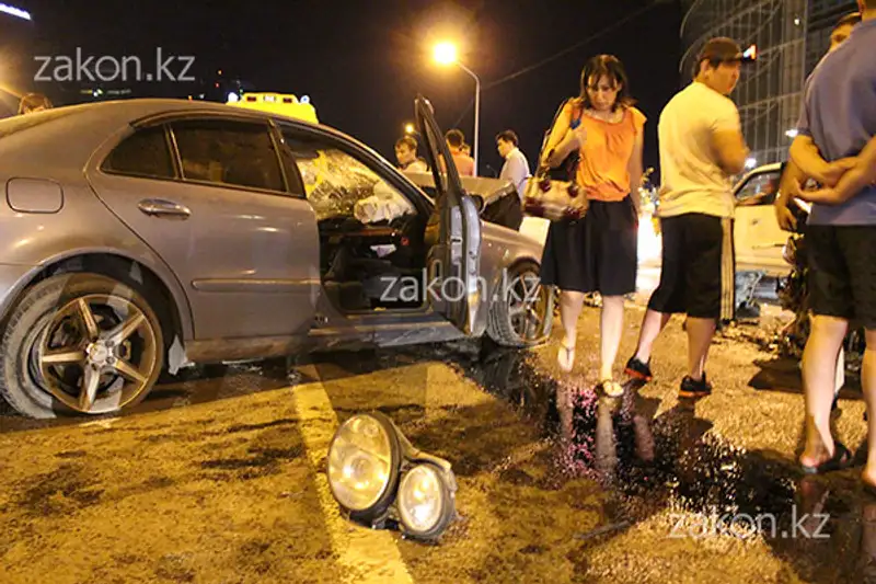 Два Мерседеса не подлежат восстановлению после столкновения на аль-Фараби-Сейфуллина в Алматы (фото), фото - Новости Zakon.kz от 11.07.2013 18:22