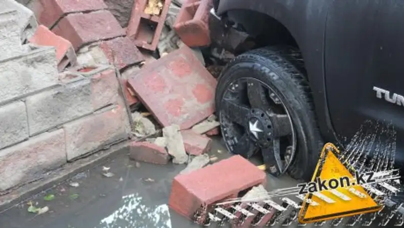 В Алматы водитель Toyota Tundra протаранил забор жилого дома и сбежал