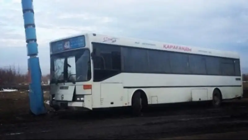 В Майкудуке водитель маршрутного автобуса, объезжая пробку, врезался в рекламный щит