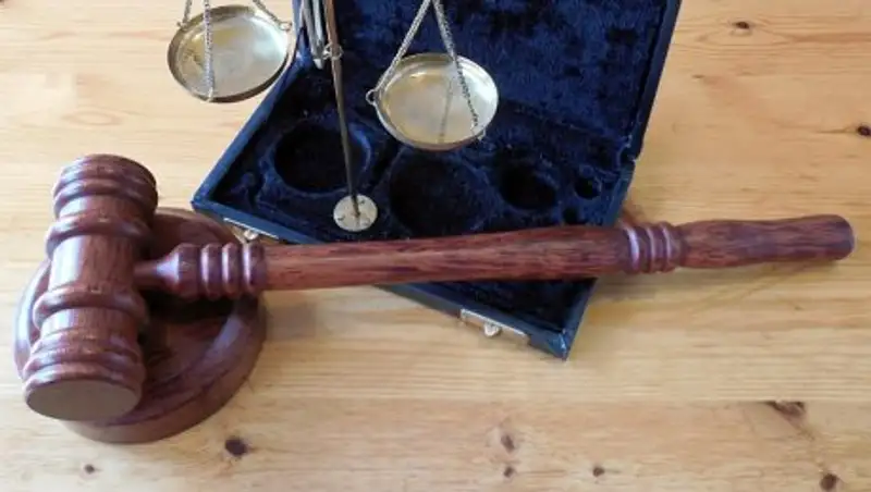 Избитая матерью девочка из Павлодара на время суда останется с отцом