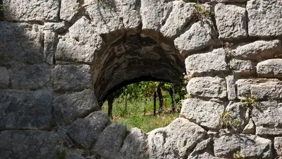 Заключенные сняли на видео, как через дыру в стене перебираются в женскую камеру в СИЗО Уральска, фото - Новости Zakon.kz от 14.09.2023 20:10