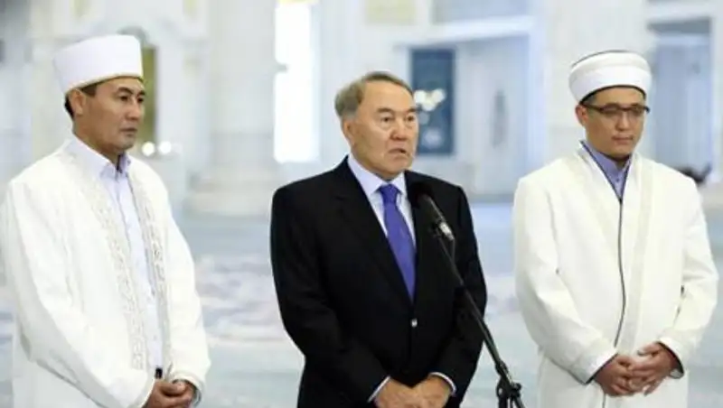 Президент Казахстана посетил мечеть «Хазрет Султан» в Астане, фото - Новости Zakon.kz от 15.10.2013 19:40
