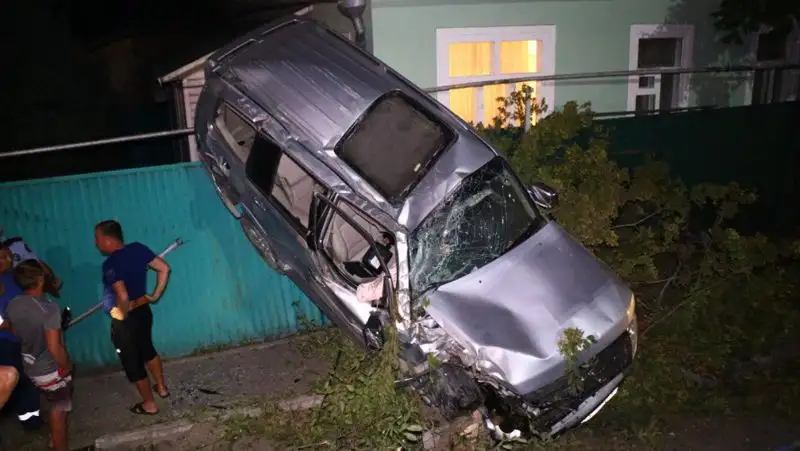 ДТП в Алматы: автомобиль оказался на заборе