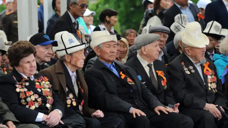 Жээнбеков приказал выплатить ветеранам ВОВ по 1050 долларов