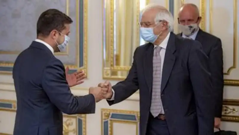 Боррель напомнил Зеленскому, что ЕС – не банкомат