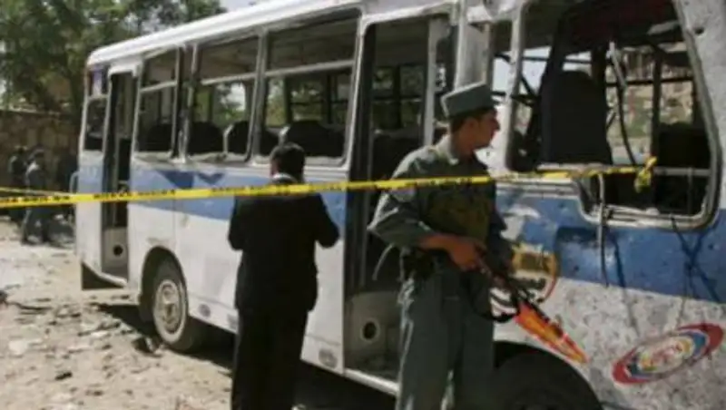 Погибли 16 человек: автобус подорвался на придорожной мине в Афганистане