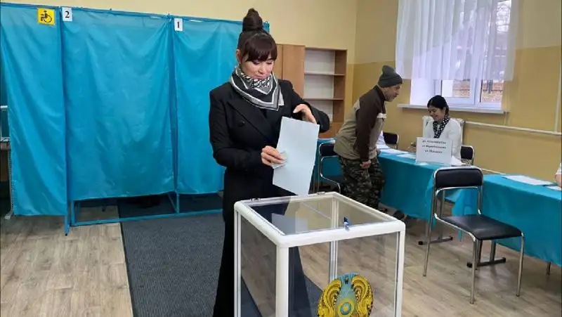 Известные личности проголосовали на выборах в Алматы