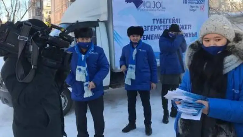 Предвыборный штаб партии "Ак жол" проводит акции "Почтовый ящик" и "От двери – к двери"