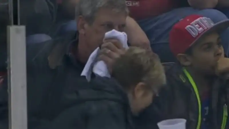 Хоккеист на матче НХЛ разбил лицо болельщику через щель в ограждении