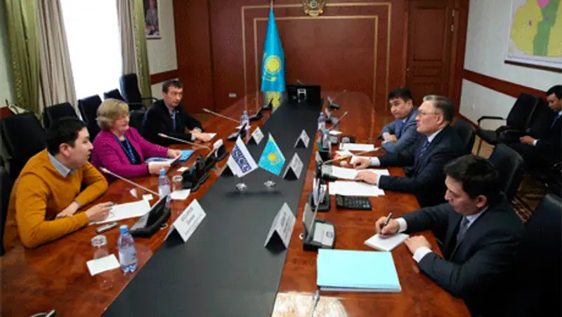 Аким Карагандинской области принял международных наблюдателей