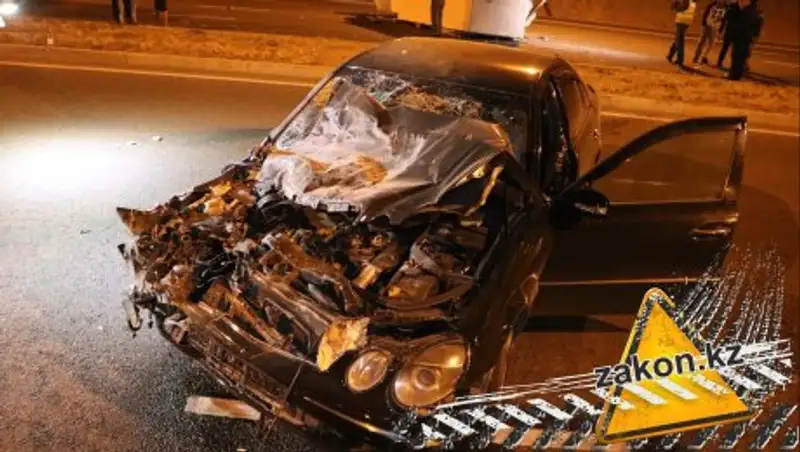 В Алматы Mercedes протаранил грузовик и опрокинул его набок