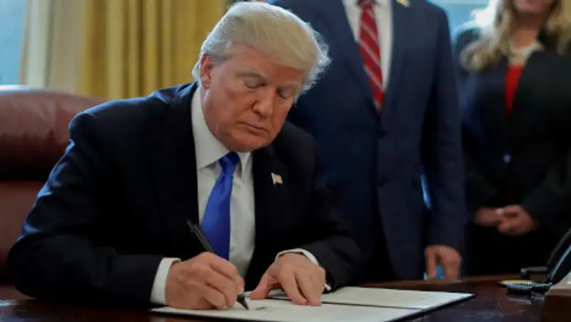 Трамп подписал указ о санкциях против стран, не забирающих своих граждан