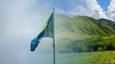 Мужчину с флагом из люка элитного внедорожника оштрафовали в Семее, фото - Новости Zakon.kz от 07.08.2023 17:25