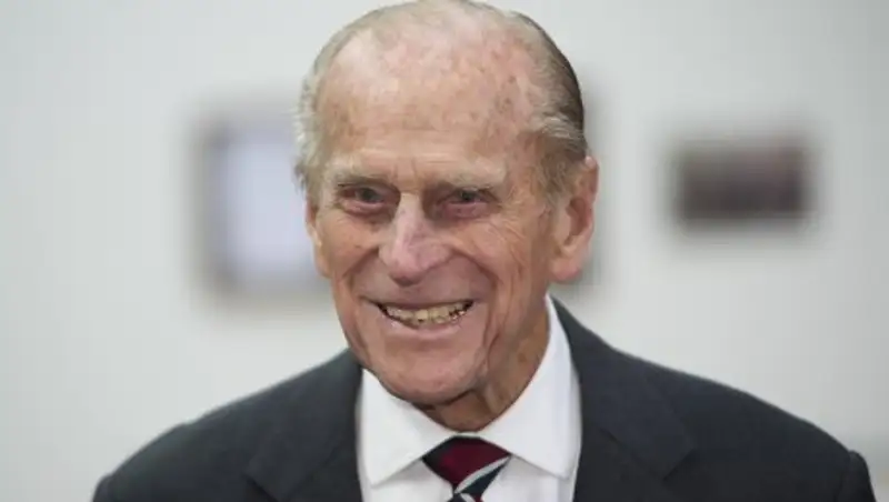 Принц Филипп извинился перед британкой за то, что сломал ей руку