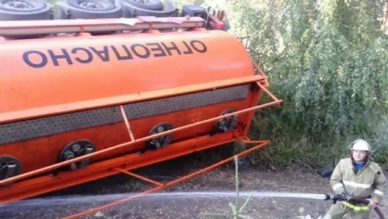 Цистерна с нефтепродуктами перевернулась под Челябинском