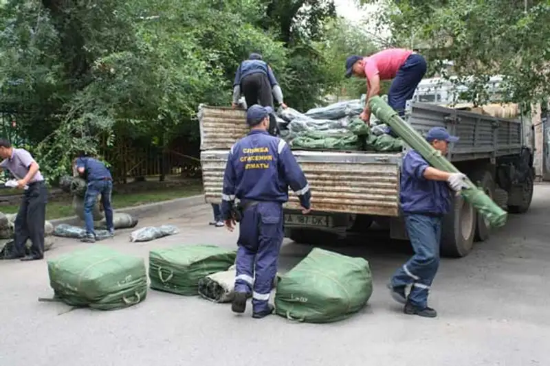 Поняв, что водителю бензовоза уже ничем не помочь, сотрудники ДЧС принялись эвакуировать жильцов горевшего дома (фото), фото - Новости Zakon.kz от 28.06.2013 15:58
