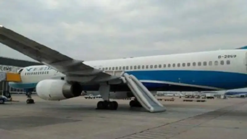 Китаянка из любопытства открыла аварийный выход самолета перед взлетом