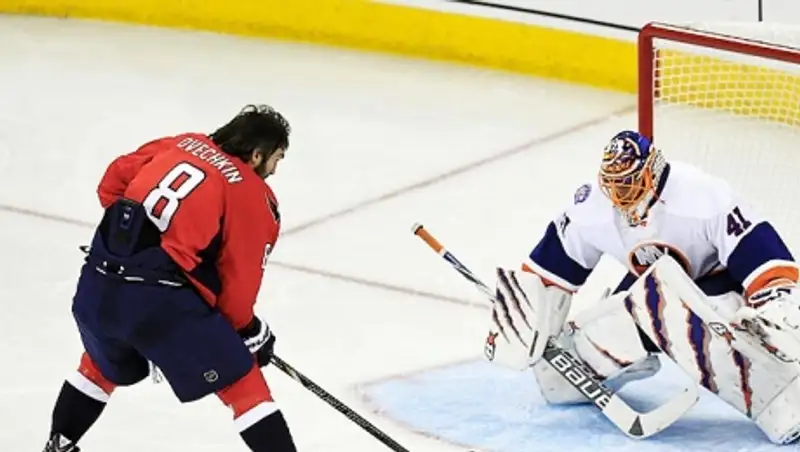 Шайба после броска Овечкина летит со скоростью 163 км/ч