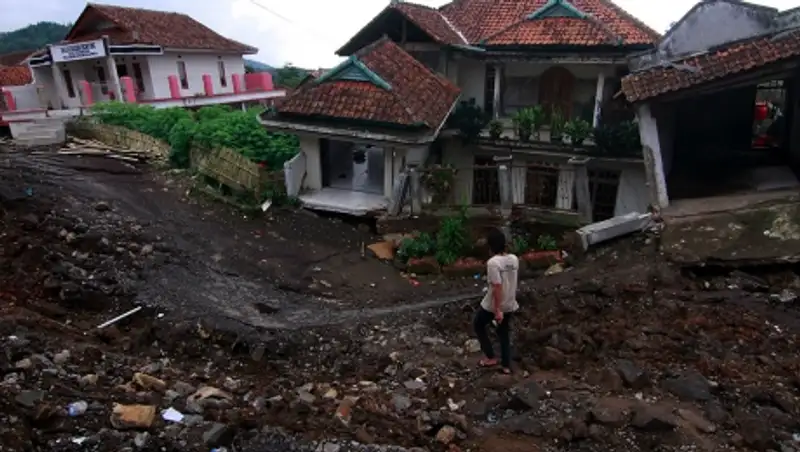 В Индонезии 18 человек погибли в результате схода оползня