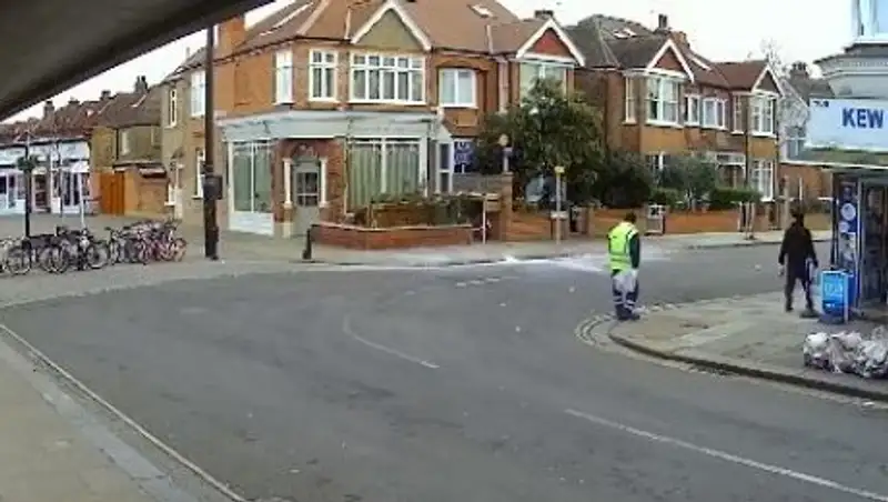 Глыба льда, упавшая с неба, едва не убила дворника