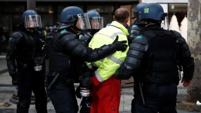 Полиция начала задерживать участников движения "Желтые жилеты" в Париже