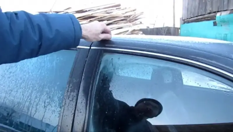 В Кокшетау молодой человек на сутки запер в машине бывшую жену