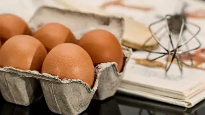 тренд в TikTok с яйцами