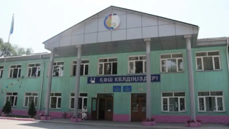 Учительницу интерната в Каскелене застали в постели с десятилетним аутистом