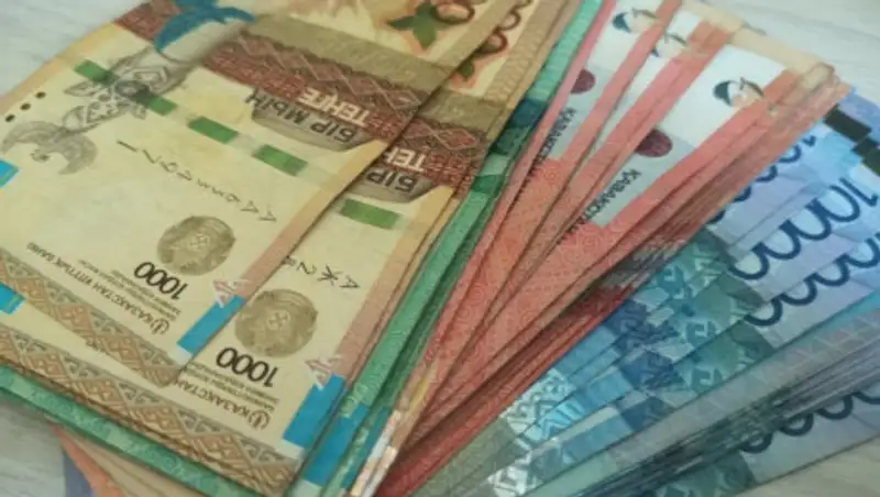 Глава Минтруда ответил на посты казахстанцев по поводу соцвыплаты в 42 500 тенге