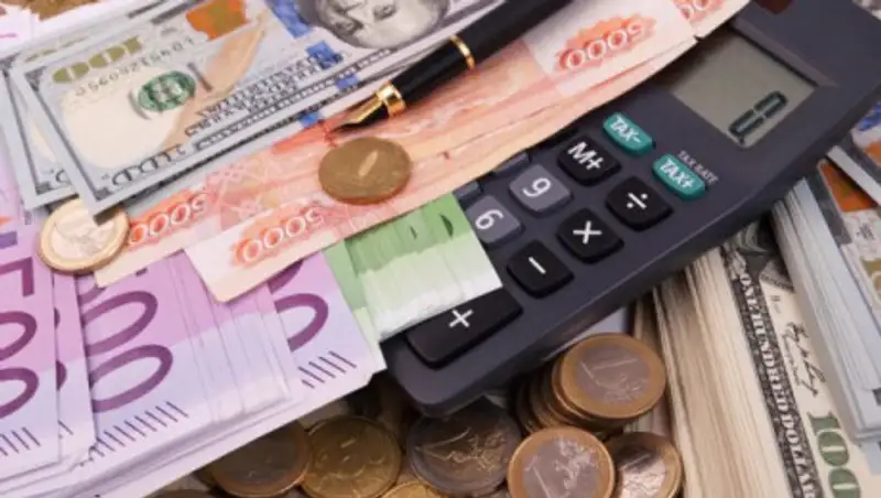 Курсы валют на выходные дни: доллар еще снизился