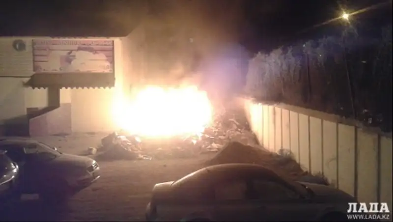 В Актау рядом с развлекательным центром «Адмирал» произошел пожар